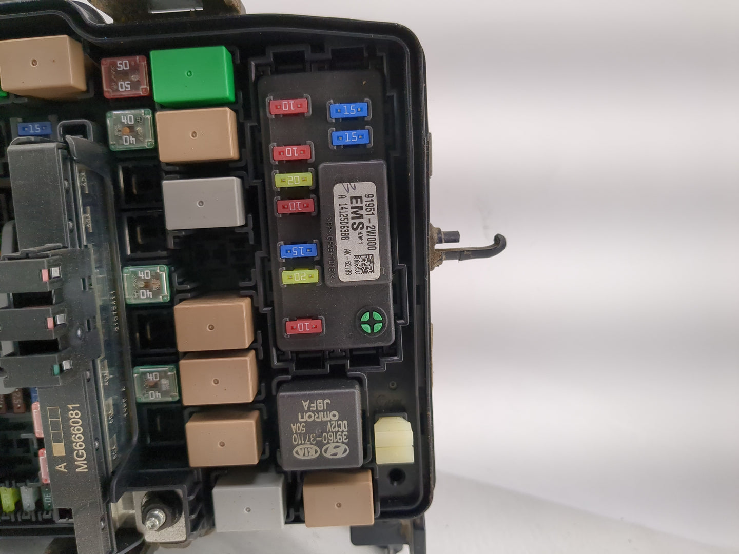 2013 Hyundai Santa Fe Fusebox Fuse Box Panel Relay Module P/N:91951-2W000 Fits OEM Used Auto Parts - Oemusedautoparts1.com