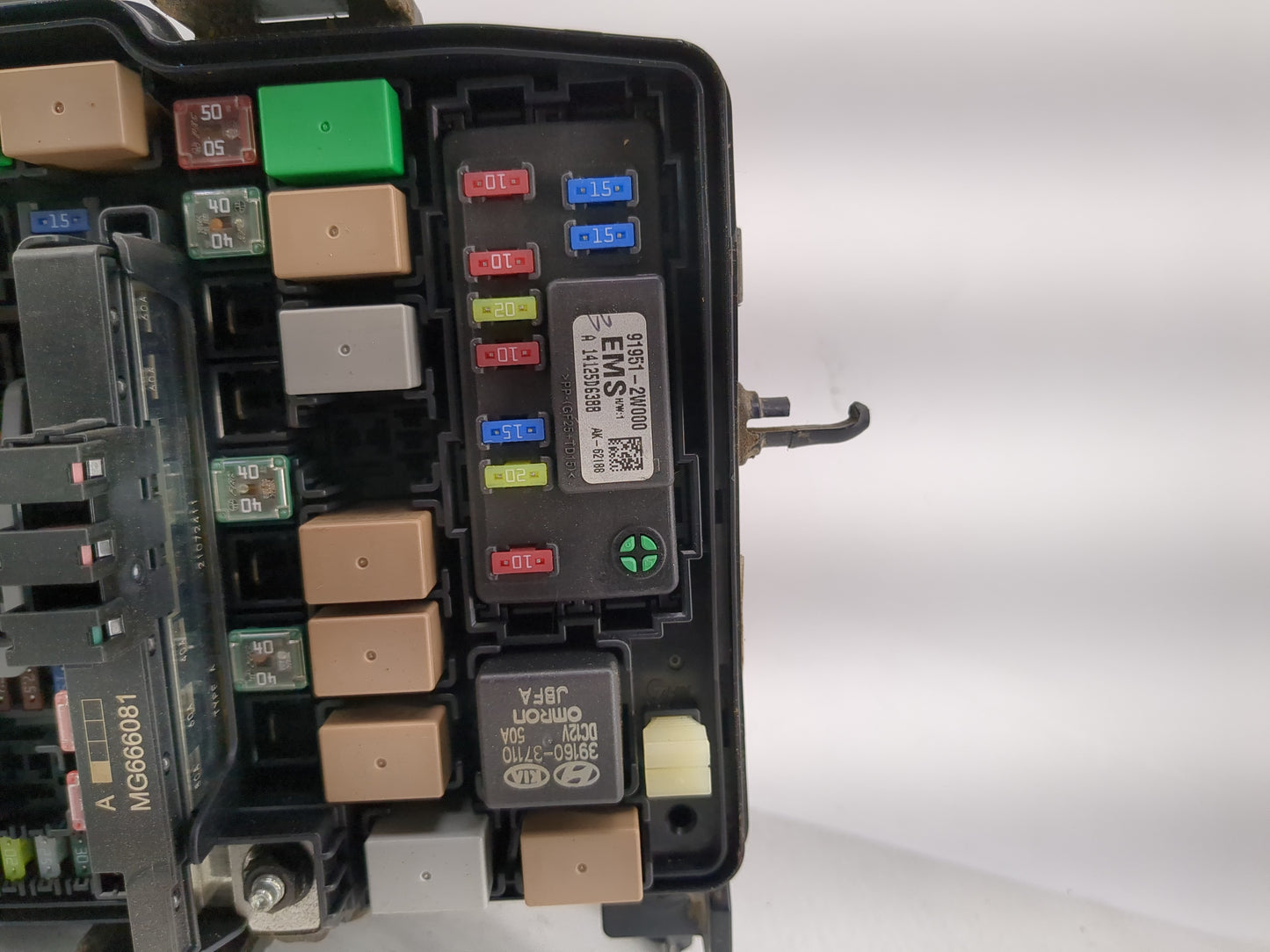 2013 Hyundai Santa Fe Fusebox Fuse Box Panel Relay Module P/N:91951-2W000 Fits OEM Used Auto Parts - Oemusedautoparts1.com