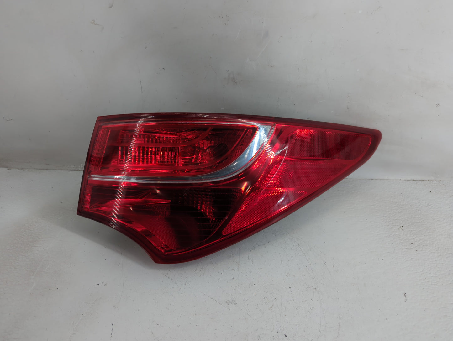 2013-2016 Hyundai Santa Fe Tail Light Assembly Passenger Right OEM Fits Fits 2013 2014 2015 2016 OEM Used Auto Parts - Oemus