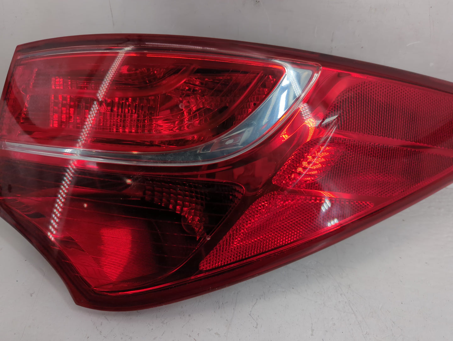 2013-2016 Hyundai Santa Fe Tail Light Assembly Passenger Right OEM Fits Fits 2013 2014 2015 2016 OEM Used Auto Parts - Oemus