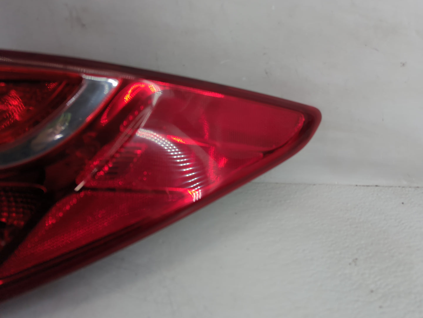 2013-2016 Hyundai Santa Fe Tail Light Assembly Passenger Right OEM Fits Fits 2013 2014 2015 2016 OEM Used Auto Parts - Oemus
