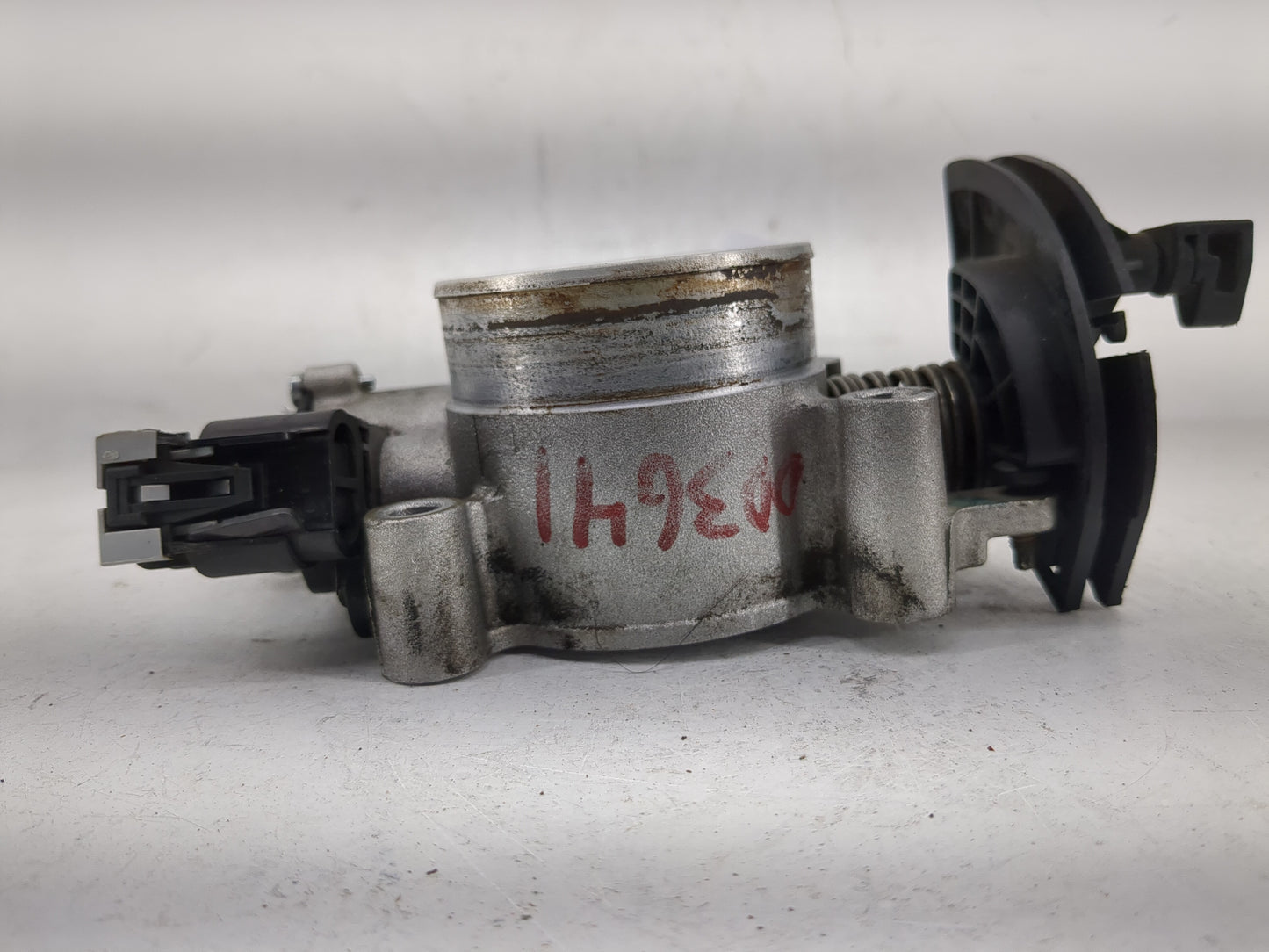 2013 Hyundai Santa Fe Throttle Body Fits Fits 2011 2012 2014 2015 2016 OEM Used Auto Parts - Oemusedautoparts1.com