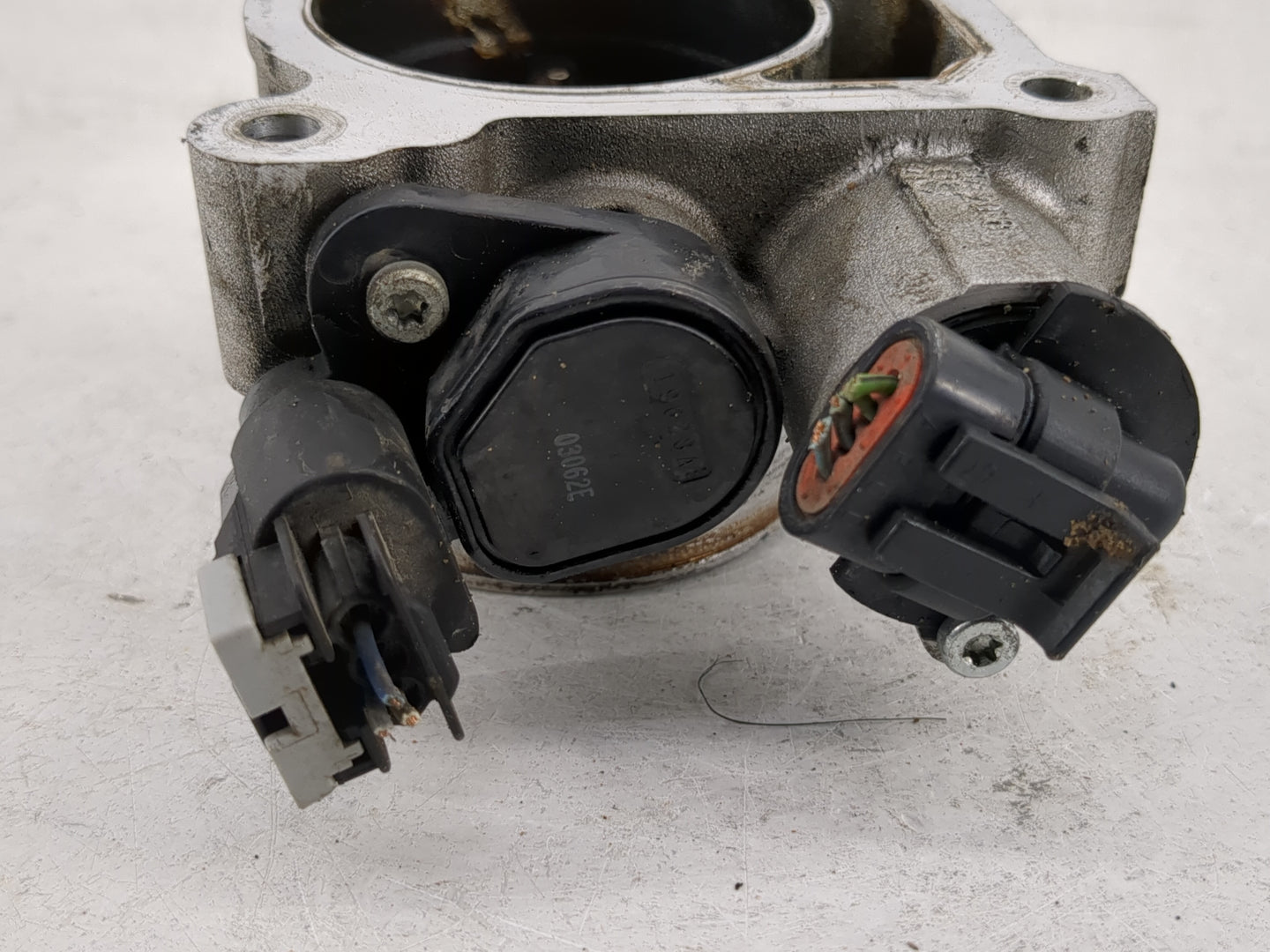 2013 Hyundai Santa Fe Throttle Body Fits Fits 2011 2012 2014 2015 2016 OEM Used Auto Parts - Oemusedautoparts1.com