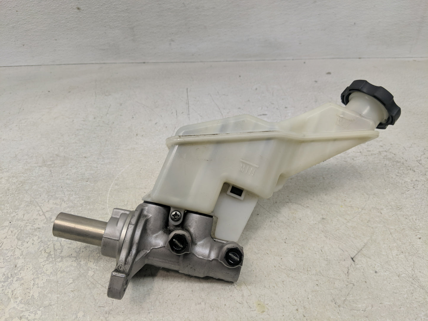2013-2019 Hyundai Santa Fe Brake Master Cylinder 1310779 - Oemusedautoparts1.com