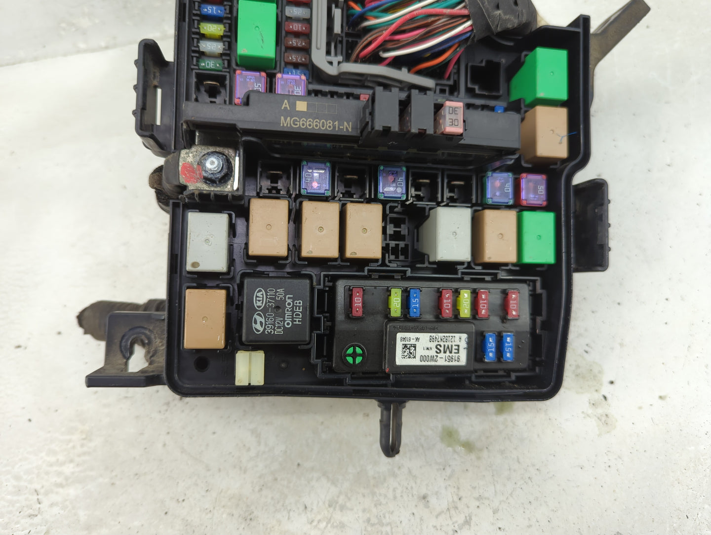 2013 Hyundai Santa Fe Fusebox Fuse Box Panel Relay Module P/N:MG666081-N 39160-37110, 91951-2W000, 91956-00001 Fits OEM Used