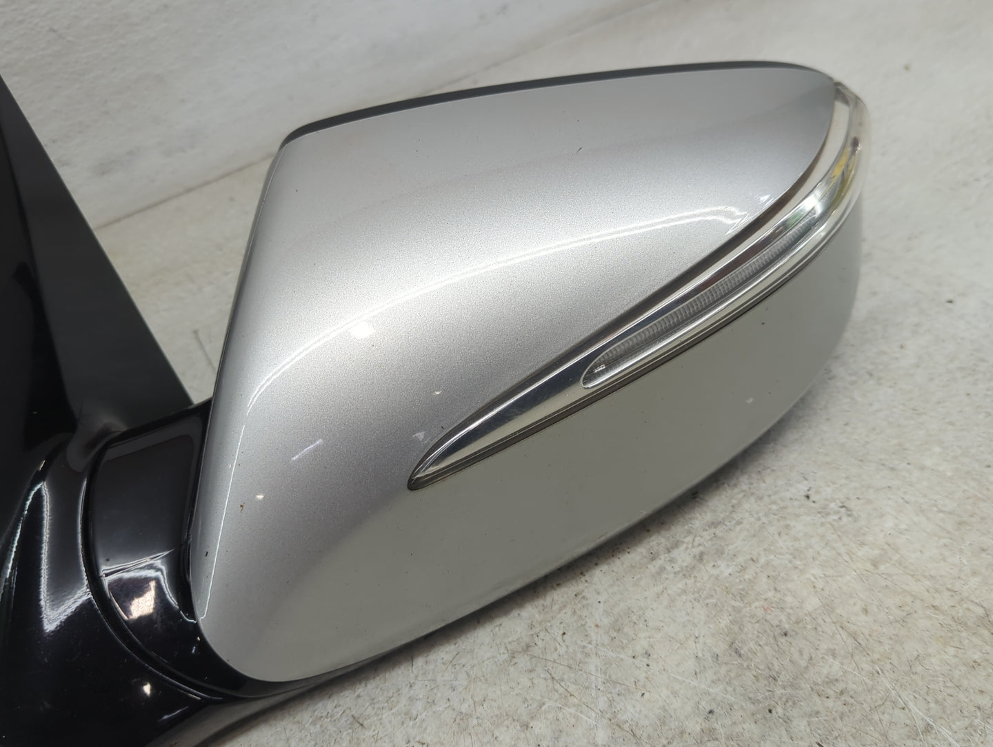 2013-2016 Hyundai Santa Fe Driver Side View Mirror - Left Door Mirror OEM Used - Oemusedautoparts1.com