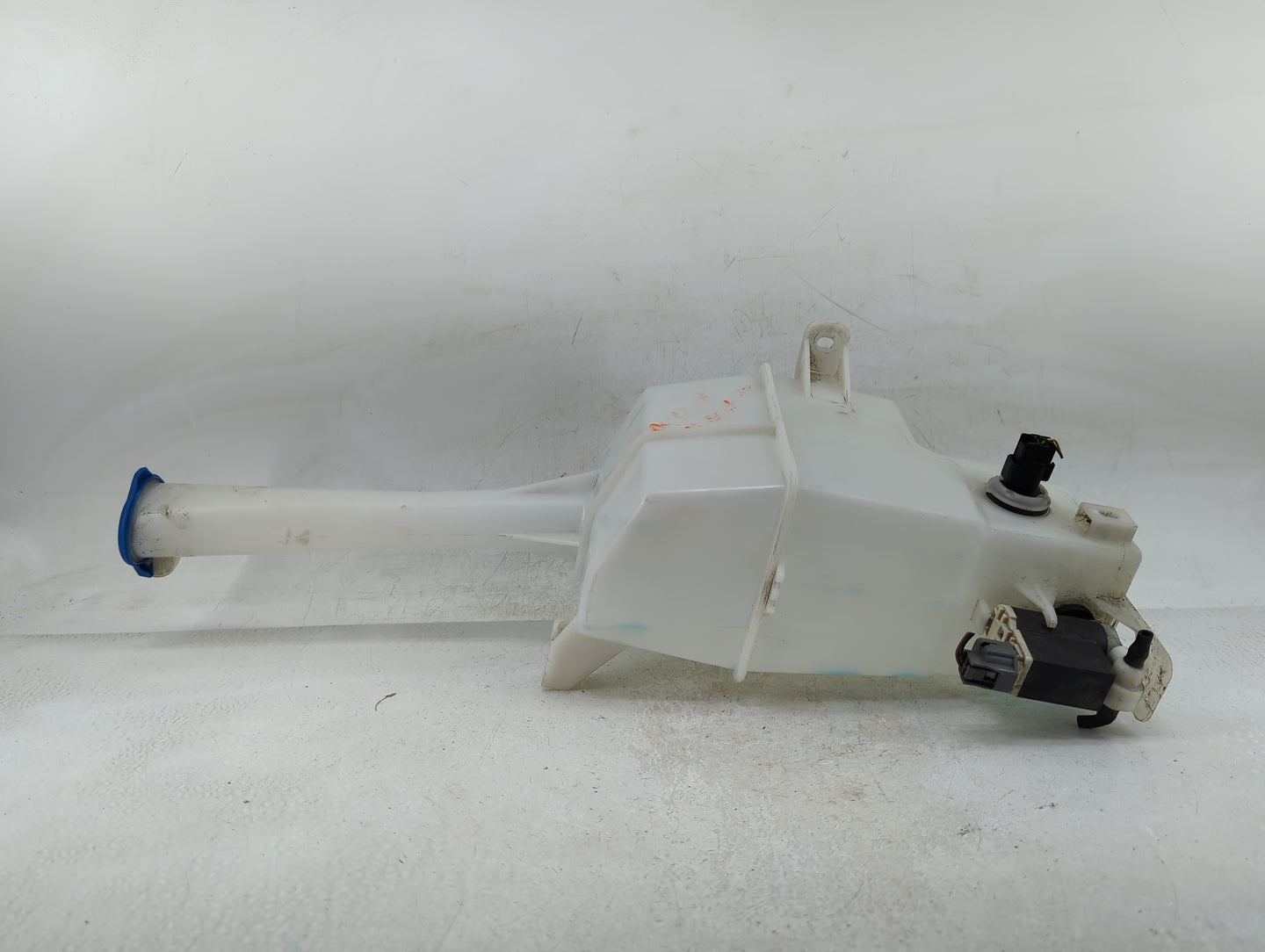 2013-2016 Hyundai Santa Fe Windshield Washer Fluid Reservoir Bottle Oem - Oemusedautoparts1.com