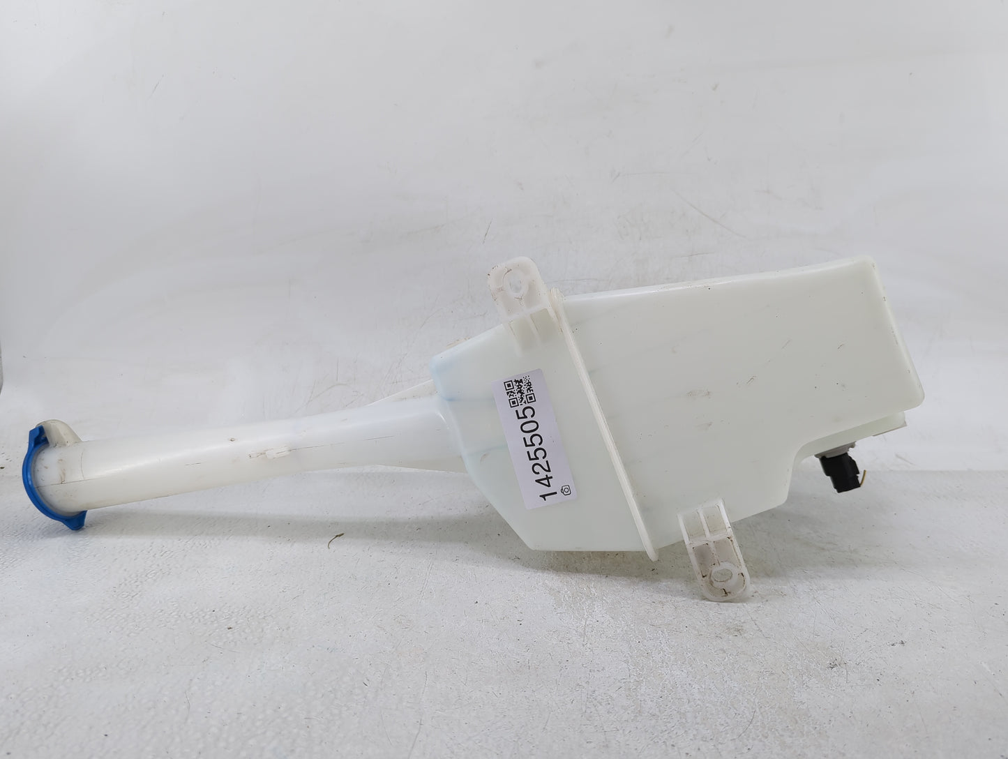 2013-2016 Hyundai Santa Fe Windshield Washer Fluid Reservoir Bottle Oem - Oemusedautoparts1.com