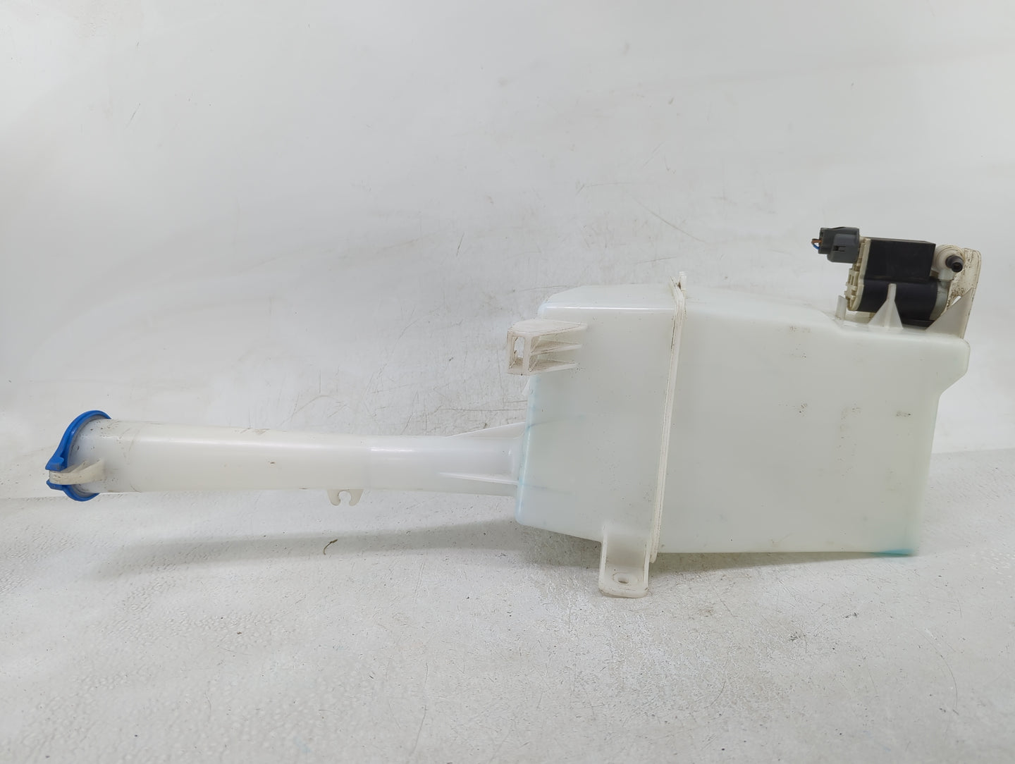 2013-2016 Hyundai Santa Fe Windshield Washer Fluid Reservoir Bottle Oem - Oemusedautoparts1.com