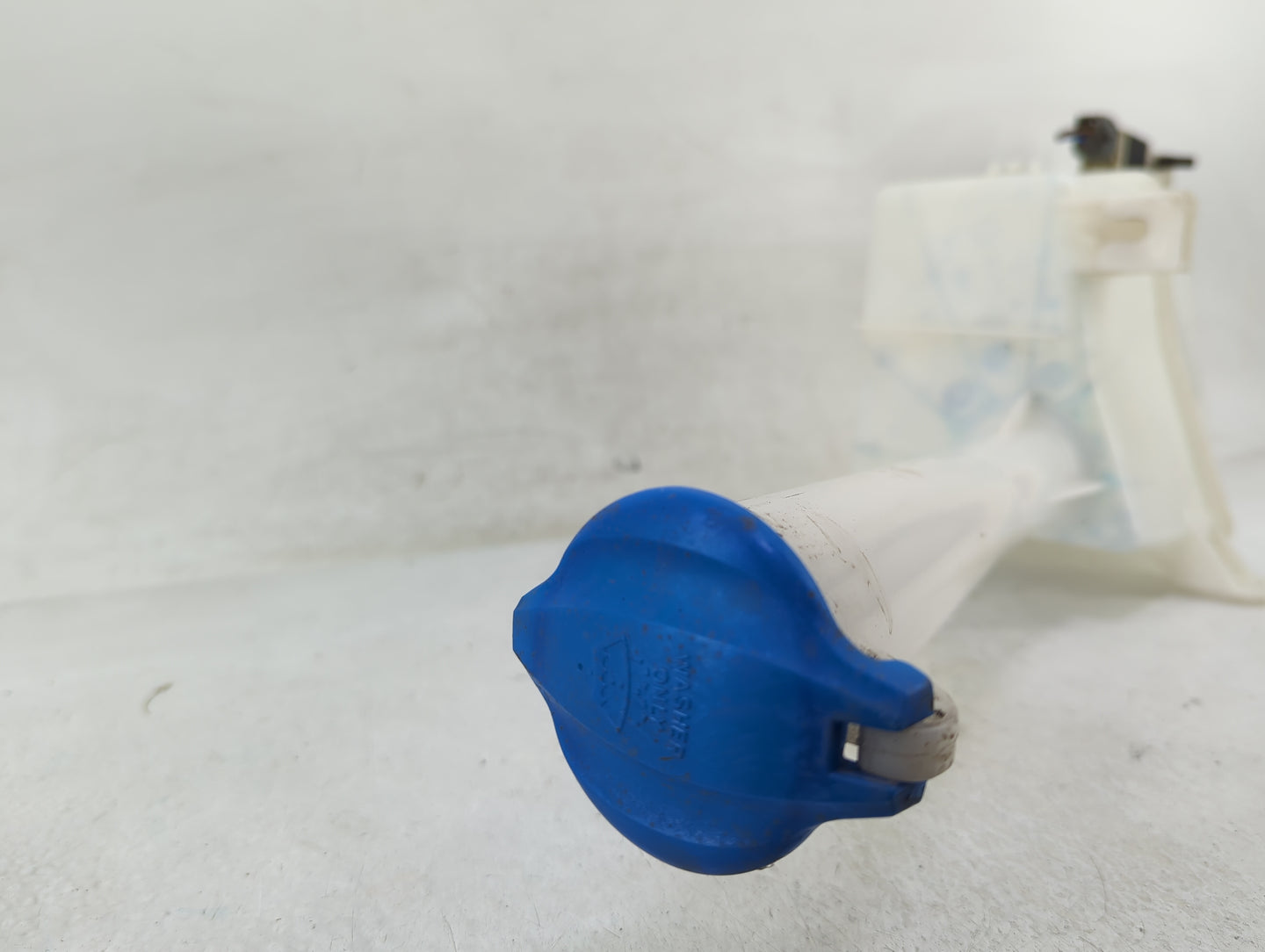 2013-2016 Hyundai Santa Fe Windshield Washer Fluid Reservoir Bottle Oem - Oemusedautoparts1.com