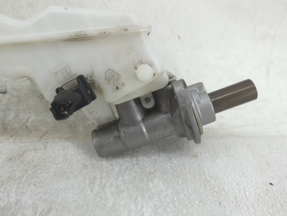 2013-2019 Hyundai Santa Fe Brake Master Cylinder 1451142 - Oemusedautoparts1.com