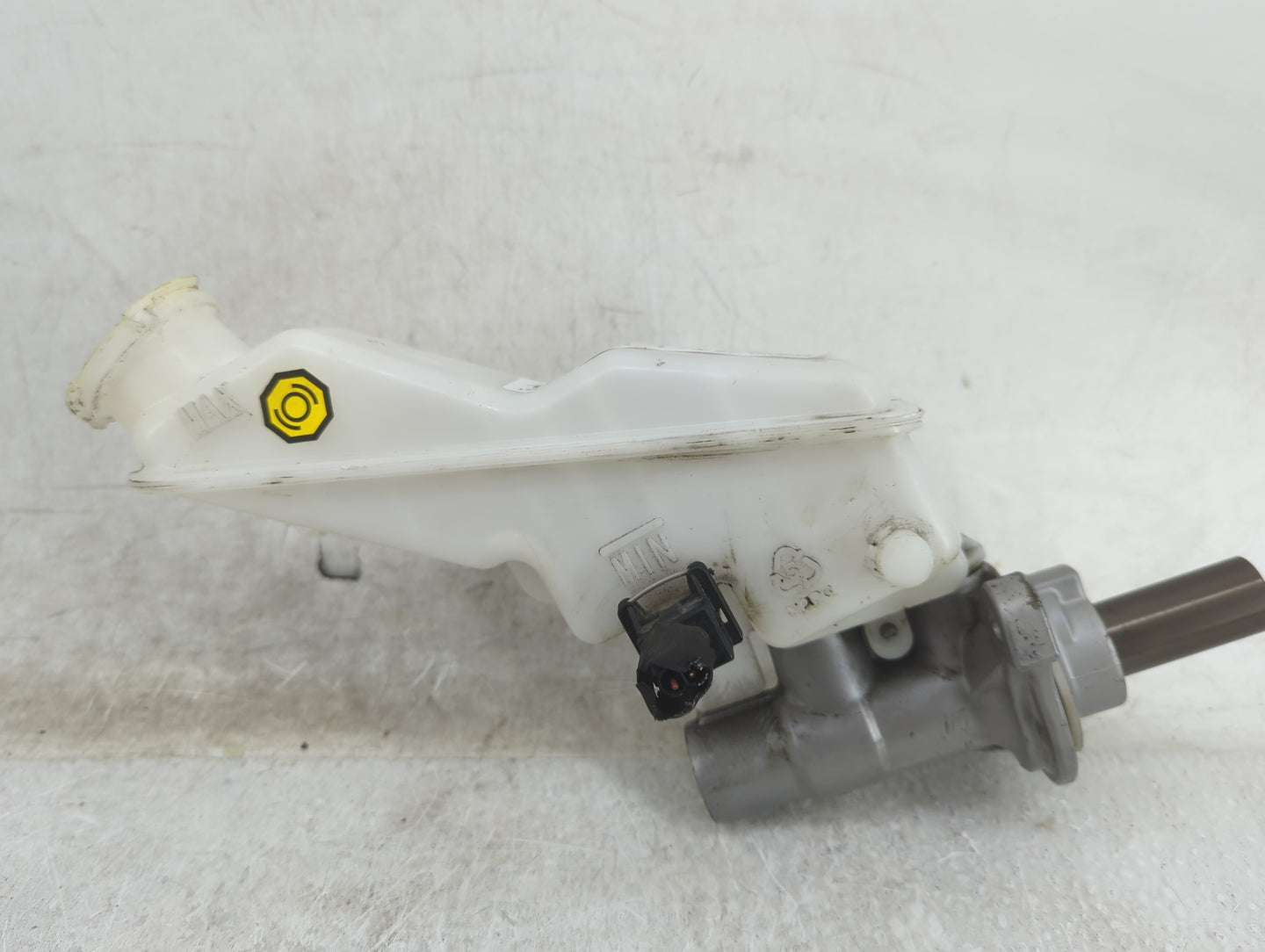2013-2019 Hyundai Santa Fe Brake Master Cylinder 1451142 - Oemusedautoparts1.com