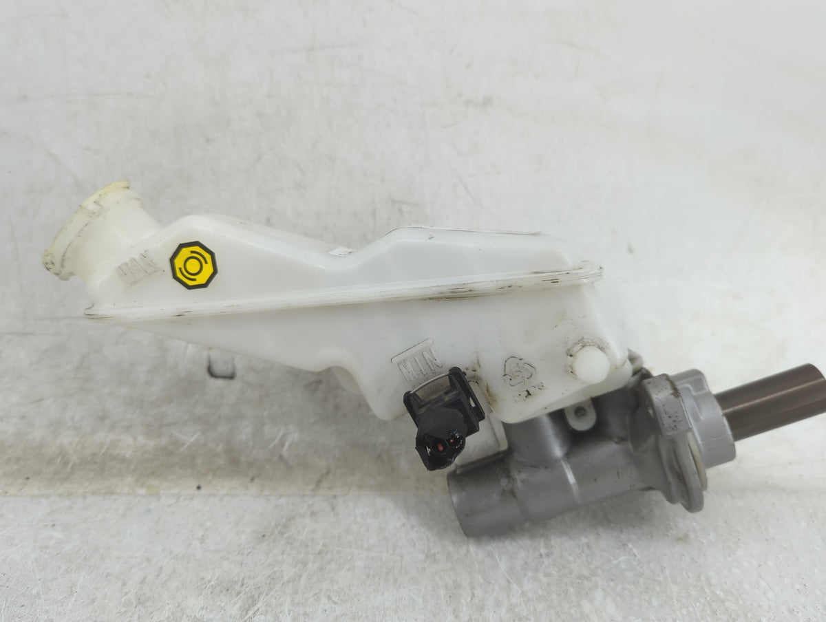 2013-2019 Hyundai Santa Fe Brake Master Cylinder 1451142 - Oemusedautoparts1.com