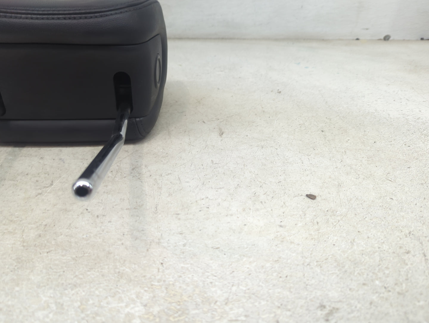 2013 Hyundai Santa Fe Headrest Head Rest Front Driver Seat Black - Oemusedautoparts1.com