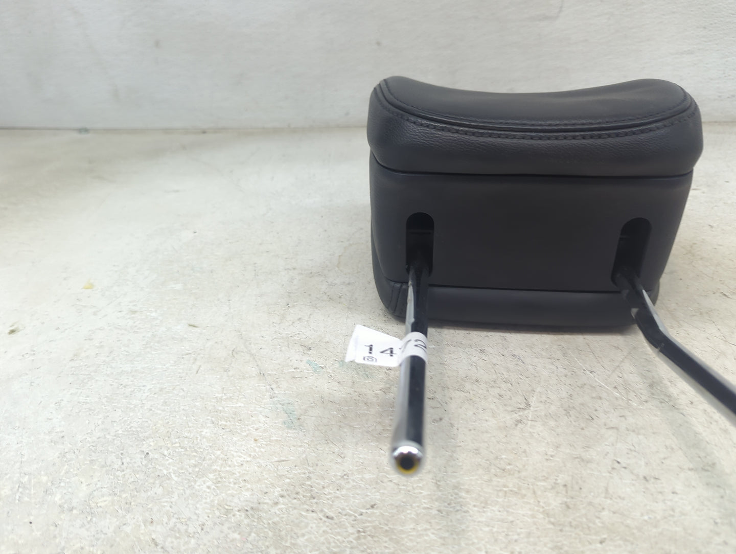 2013 Hyundai Santa Fe Headrest Head Rest Front Driver Seat Black - Oemusedautoparts1.com