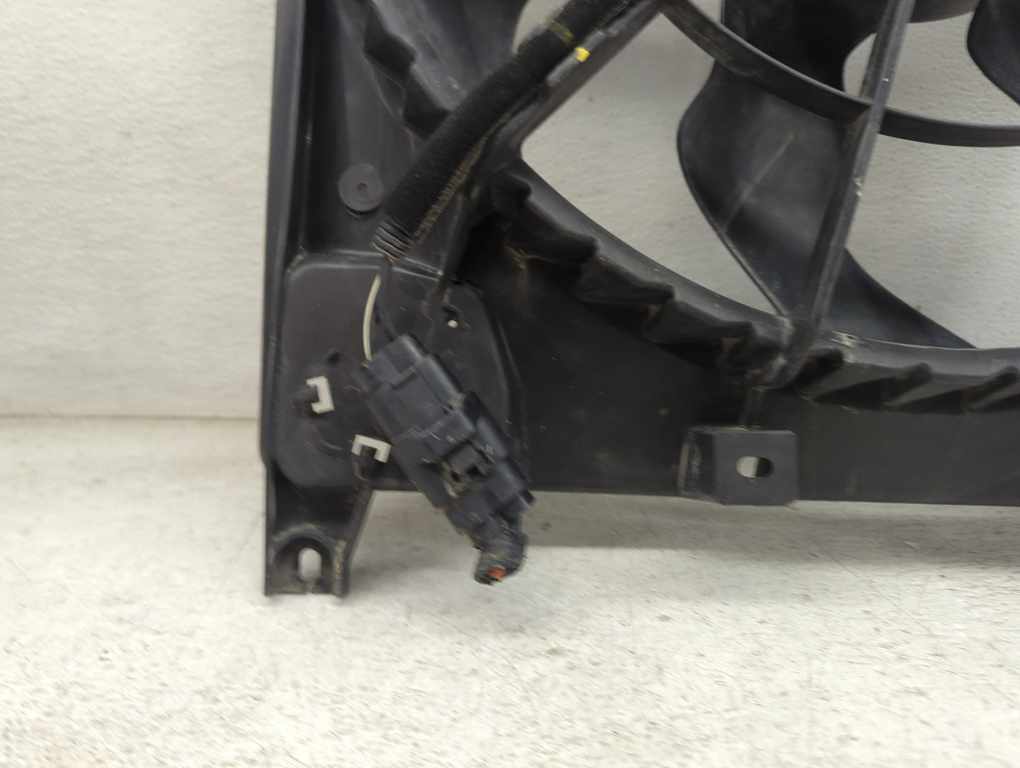 2013 Hyundai Santa Fe Electric Radiator Cooling Fan Motor Assembly Fits OEM Used Auto Parts - Oemusedautoparts1.com