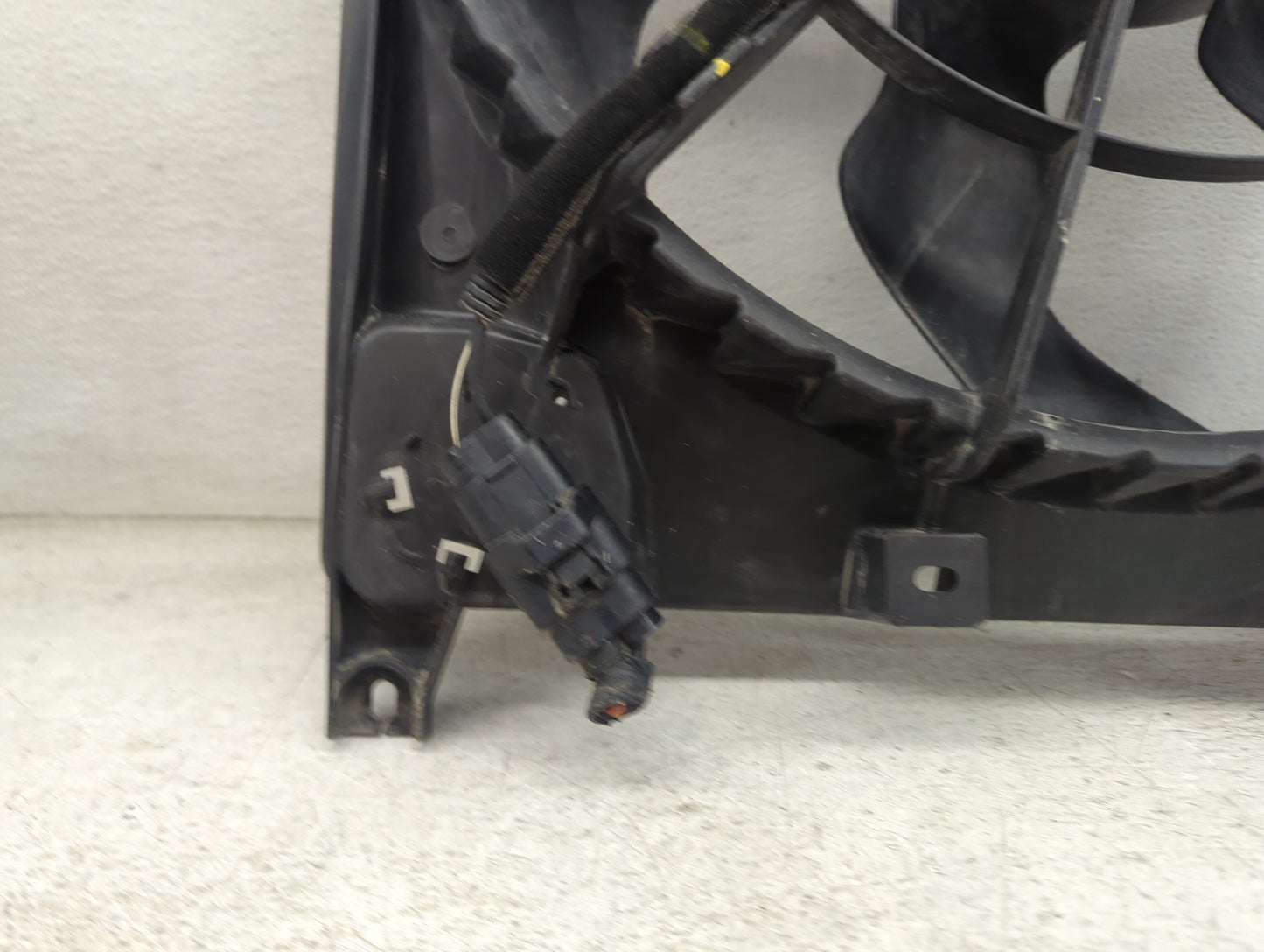 2013 Hyundai Santa Fe Electric Radiator Cooling Fan Motor Assembly Fits OEM Used Auto Parts - Oemusedautoparts1.com