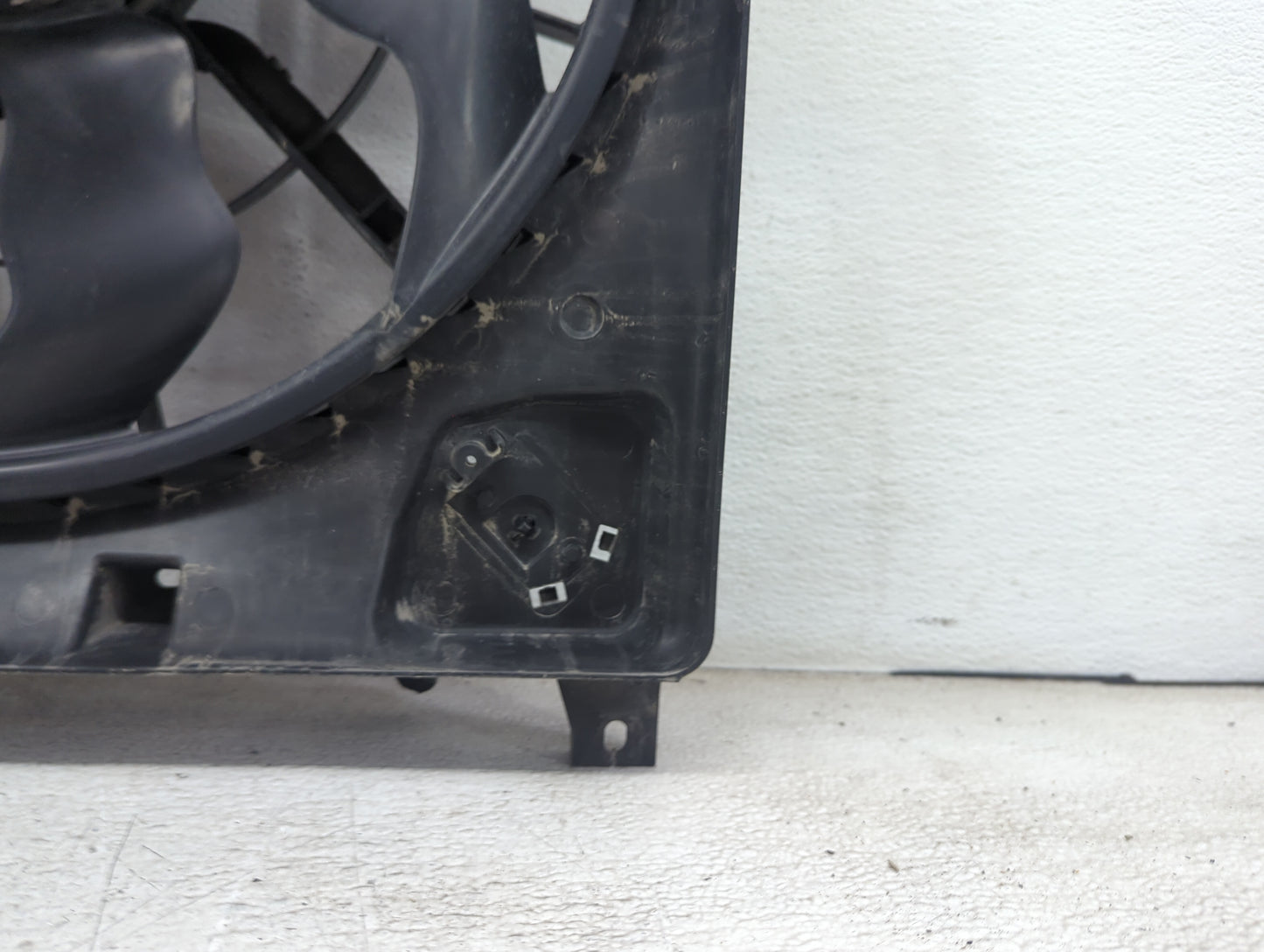 2013 Hyundai Santa Fe Electric Radiator Cooling Fan Motor Assembly Fits OEM Used Auto Parts - Oemusedautoparts1.com