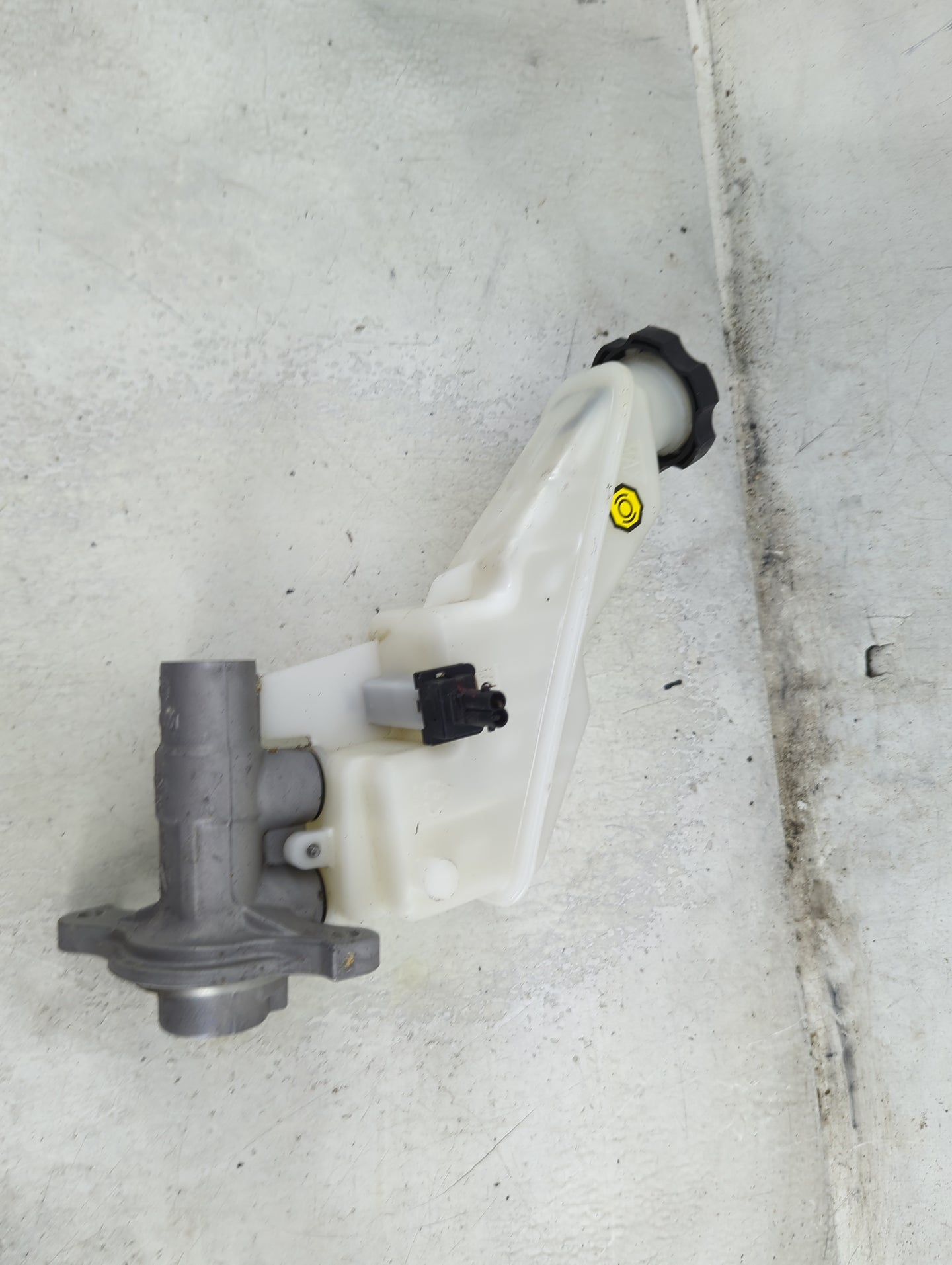 2013-2019 Hyundai Santa Fe Brake Master Cylinder 1492277 - Oemusedautoparts1.com