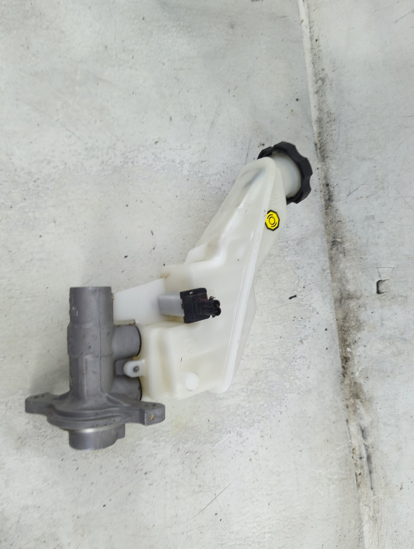 2013-2019 Hyundai Santa Fe Brake Master Cylinder 1492277 - Oemusedautoparts1.com