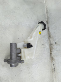 2013-2019 Hyundai Santa Fe Brake Master Cylinder 1492277 - Oemusedautoparts1.com