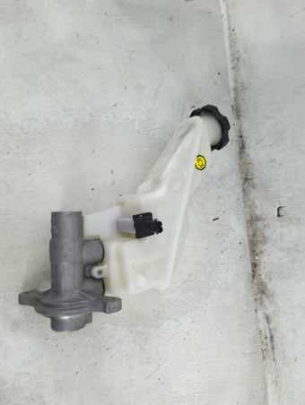 compare product 2013-2019 Hyundai Santa Fe Brake Master Cylinder 1492277