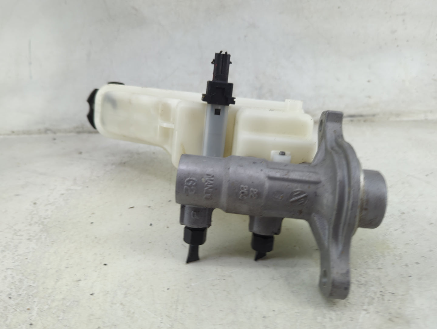2013-2019 Hyundai Santa Fe Brake Master Cylinder 1492277 - Oemusedautoparts1.com