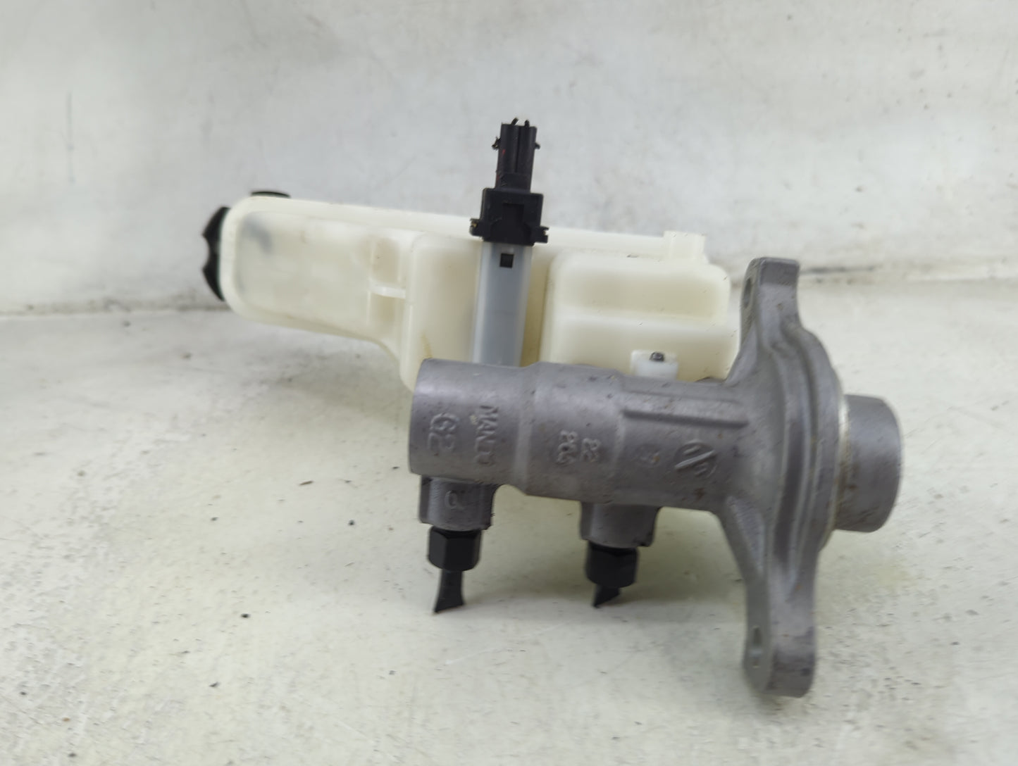 2013-2019 Hyundai Santa Fe Brake Master Cylinder 1492277 - Oemusedautoparts1.com