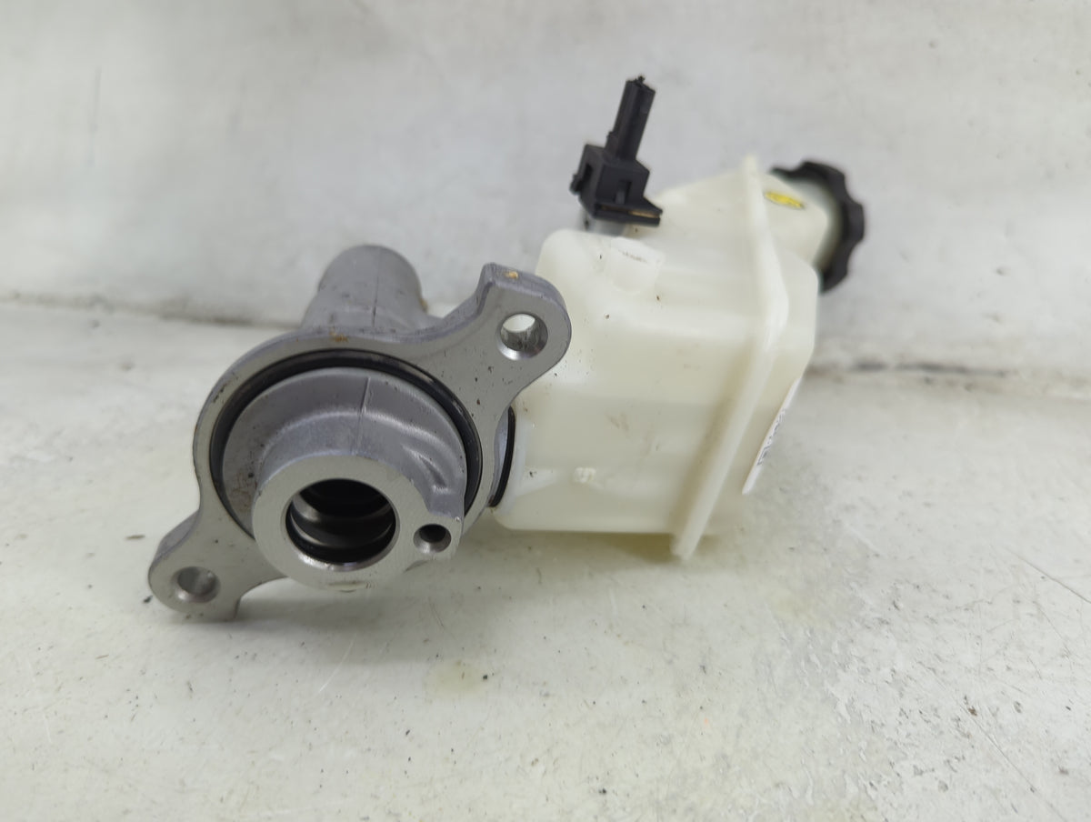 2013-2019 Hyundai Santa Fe Brake Master Cylinder 1492277 - Oemusedautoparts1.com