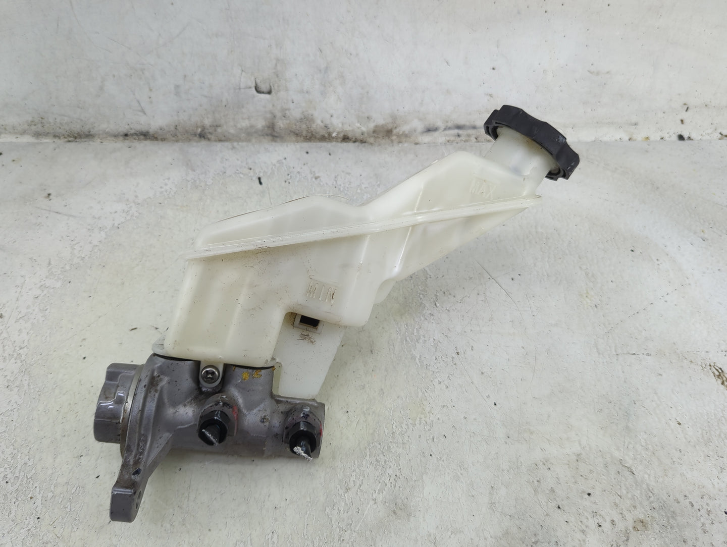 2013-2019 Hyundai Santa Fe Brake Master Cylinder 1492277 - Oemusedautoparts1.com