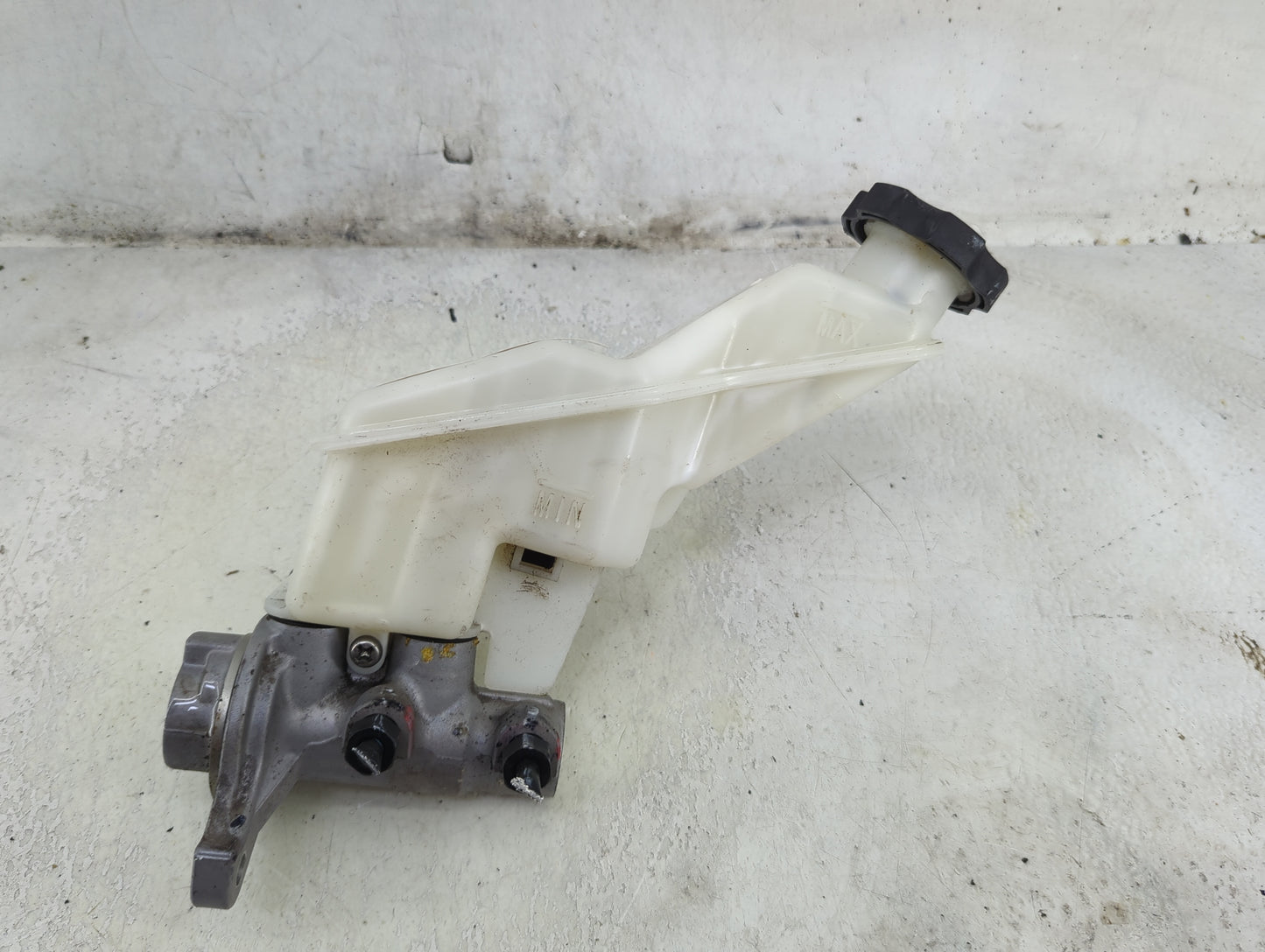 2013-2019 Hyundai Santa Fe Brake Master Cylinder 1492277 - Oemusedautoparts1.com