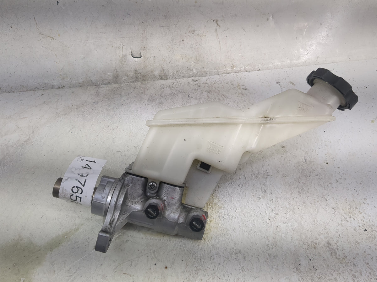 2013-2019 Hyundai Santa Fe Brake Master Cylinder 1497658 - Oemusedautoparts1.com