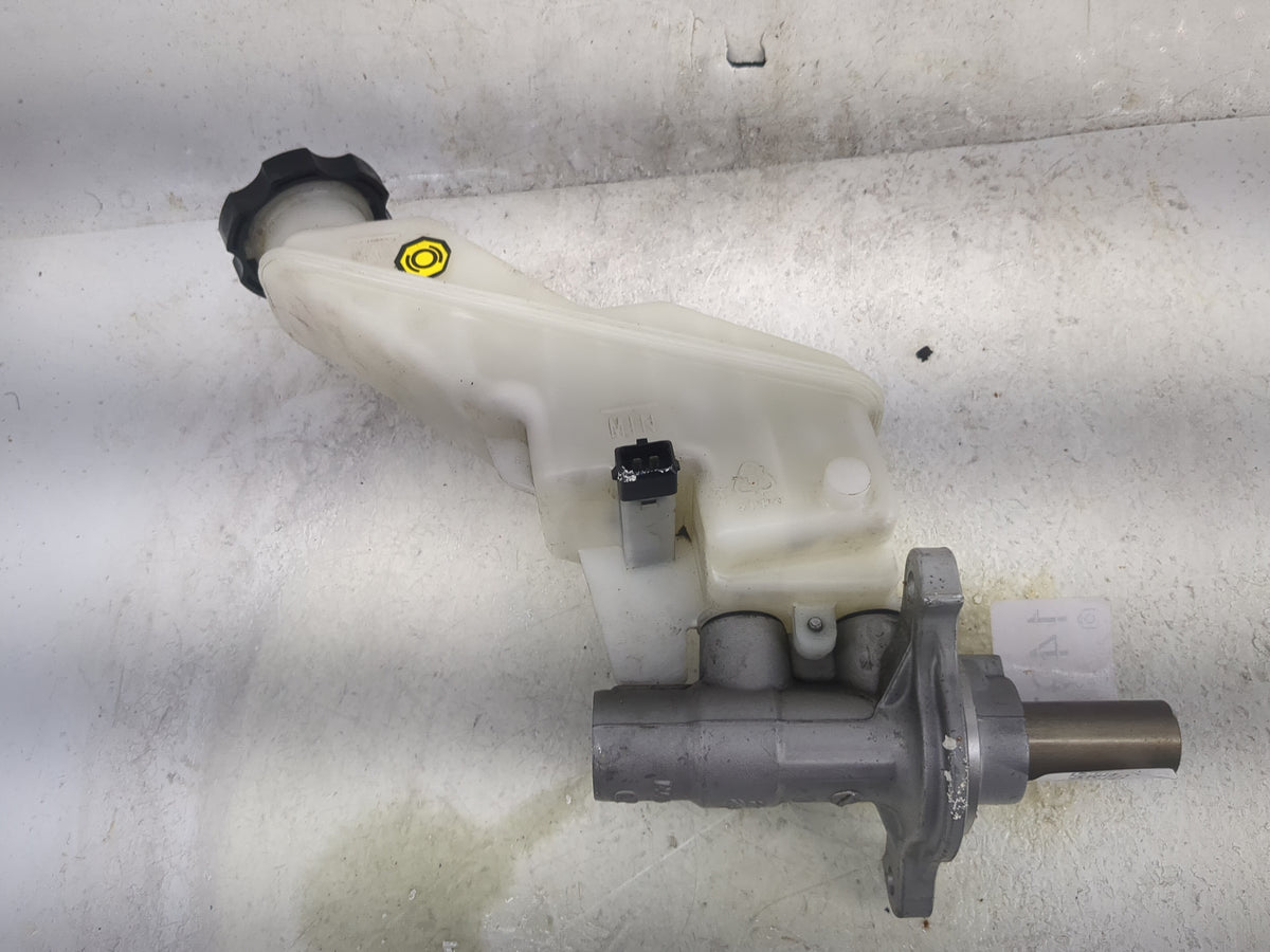 2013-2019 Hyundai Santa Fe Brake Master Cylinder 1497658 - Oemusedautoparts1.com
