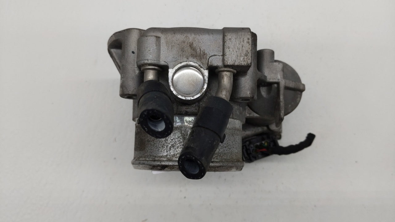 2013 Hyundai Santa Fe Throttle Body P/N:35100-2G710 Fits Fits 2011 2012 2014 2015 2016 OEM Used Auto Parts - Oemusedautopart