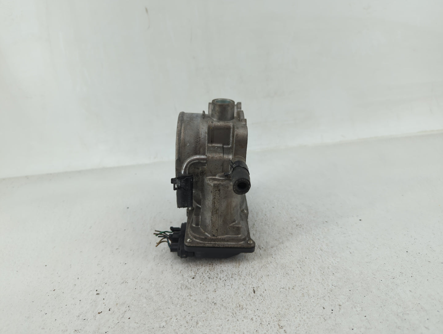 2013-2018 Hyundai Santa Fe Throttle Body P/N:35100-3CAA0 Fits Fits 2012 2013 2014 2015 2016 2017 2018 OEM Used Auto Parts - 