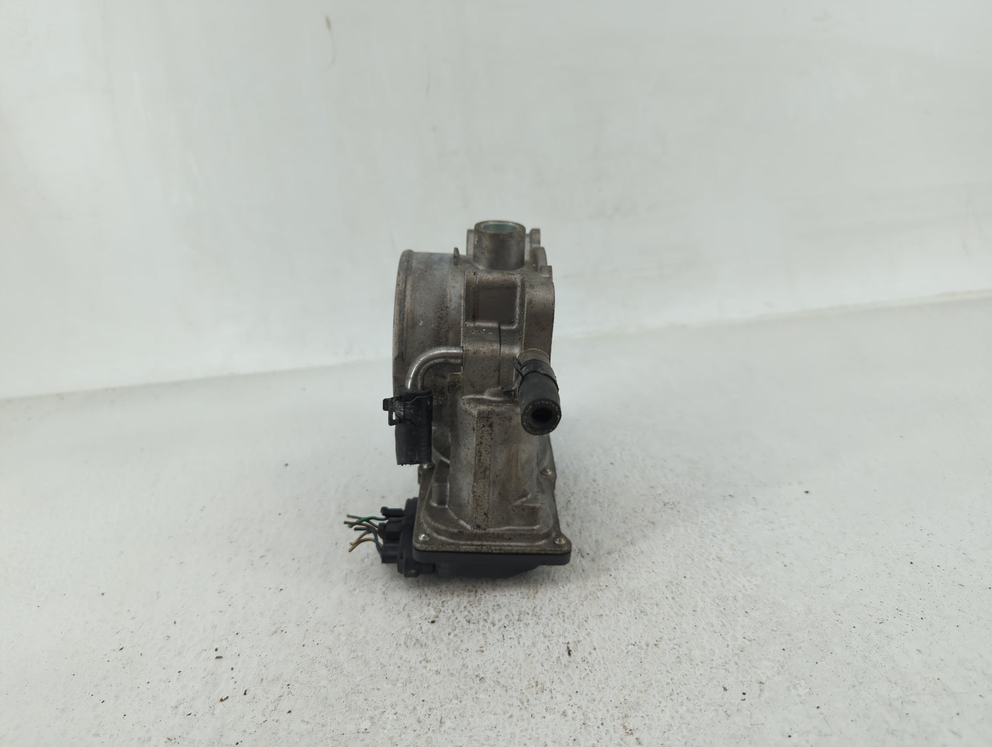 2013-2018 Hyundai Santa Fe Throttle Body P/N:35100-3CAA0 Fits Fits 2012 2013 2014 2015 2016 2017 2018 OEM Used Auto Parts - 