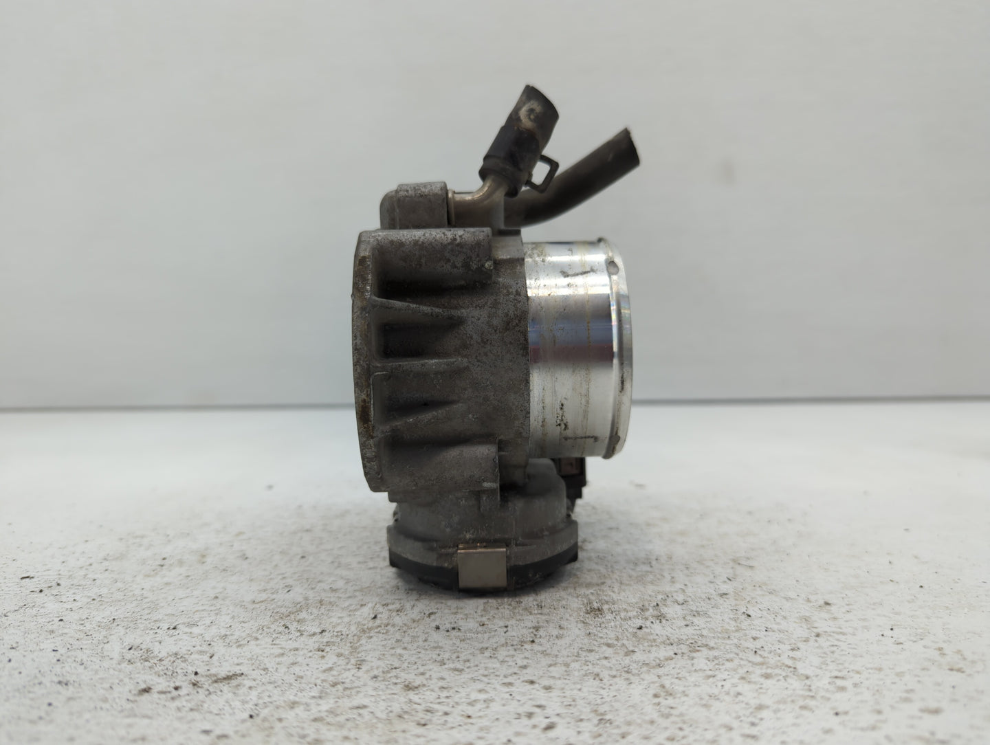 2013 Hyundai Santa Fe Throttle Body P/N:35100-2G700 Fits Fits 2011 2012 2014 2015 2016 OEM Used Auto Parts - Oemusedautopart