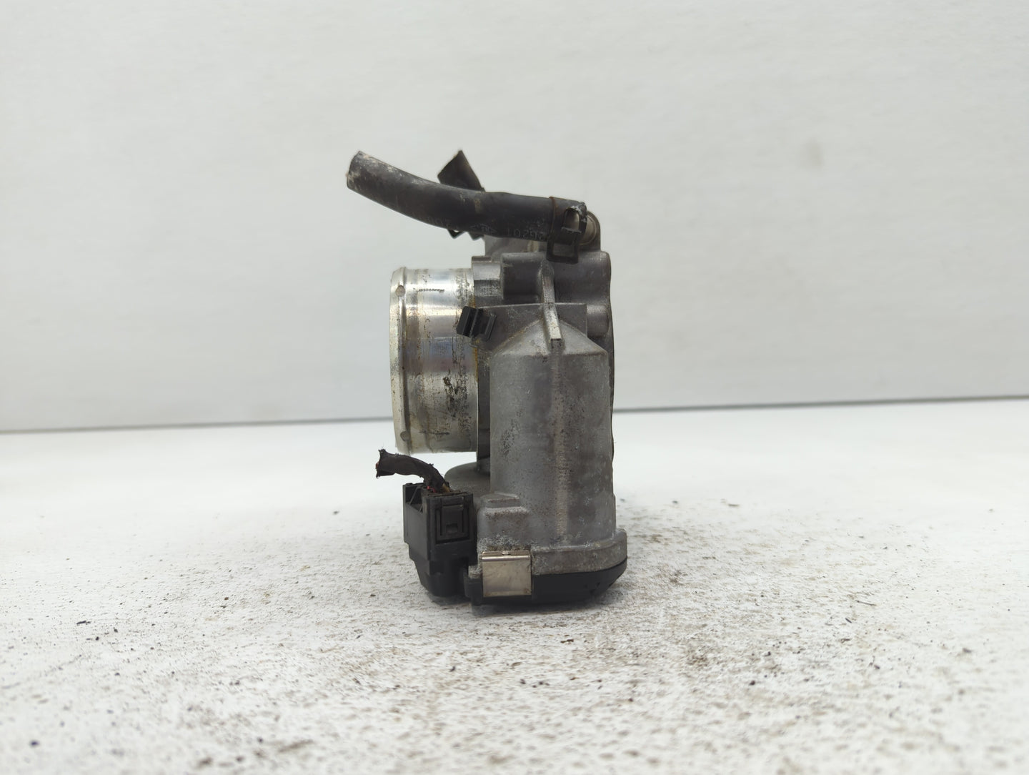 2013 Hyundai Santa Fe Throttle Body P/N:35100-2G700 Fits Fits 2011 2012 2014 2015 2016 OEM Used Auto Parts - Oemusedautopart