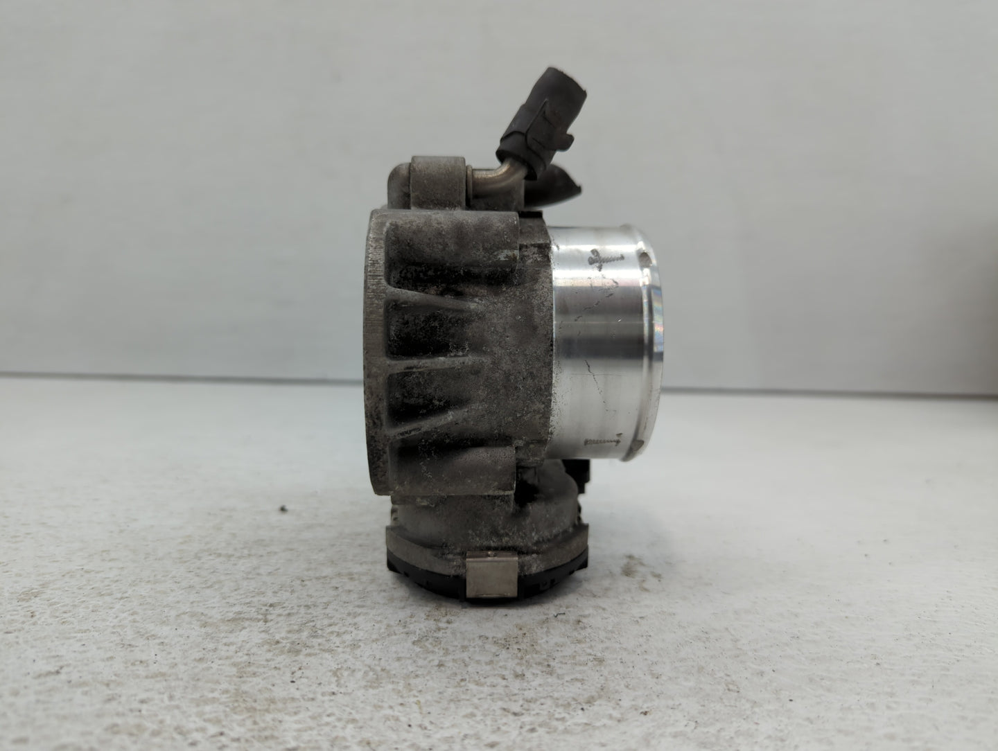 2013 Hyundai Santa Fe Throttle Body P/N:35100-2G700 Fits Fits 2011 2012 2014 2015 2016 OEM Used Auto Parts - Oemusedautopart