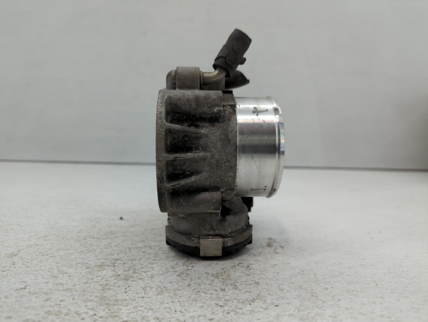 2013 Hyundai Santa Fe Throttle Body P/N:35100-2G700 Fits Fits 2011 2012 2014 2015 2016 OEM Used Auto Parts - Oemusedautopart