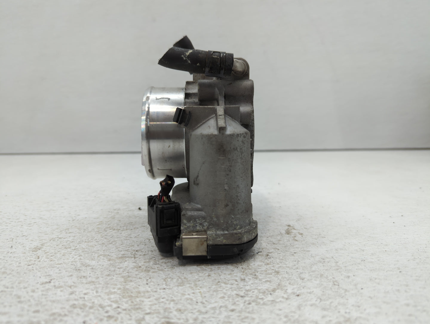 2013 Hyundai Santa Fe Throttle Body P/N:35100-2G700 Fits Fits 2011 2012 2014 2015 2016 OEM Used Auto Parts - Oemusedautopart