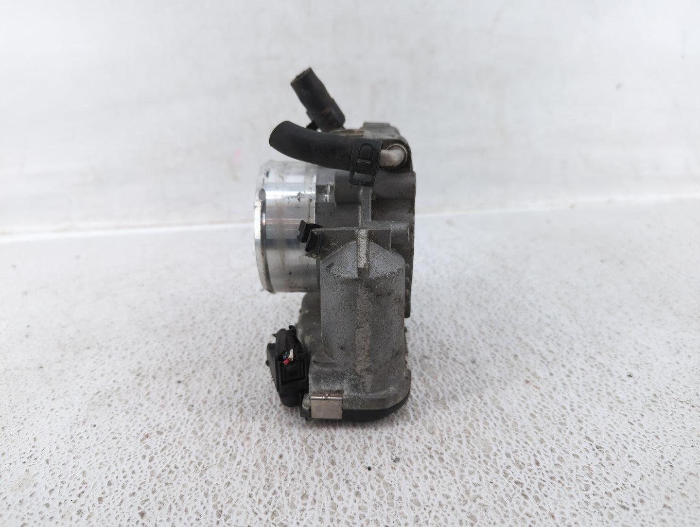 2013 Hyundai Santa Fe Throttle Body P/N:35100-2G700 Fits Fits 2011 2012 2014 2015 2016 OEM Used Auto Parts - Oemusedautopart