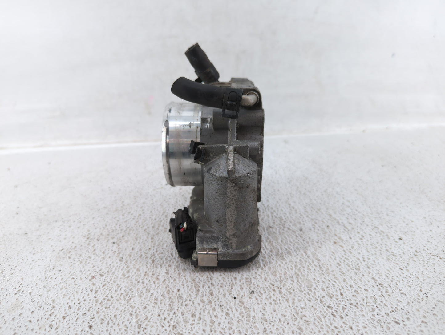 2013 Hyundai Santa Fe Throttle Body P/N:35100-2G700 Fits Fits 2011 2012 2014 2015 2016 OEM Used Auto Parts - Oemusedautopart