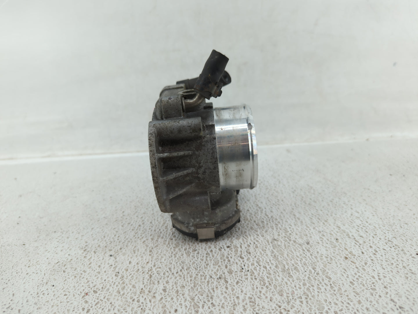 2013 Hyundai Santa Fe Throttle Body P/N:35100-2G700 Fits Fits 2011 2012 2014 2015 2016 OEM Used Auto Parts - Oemusedautopart