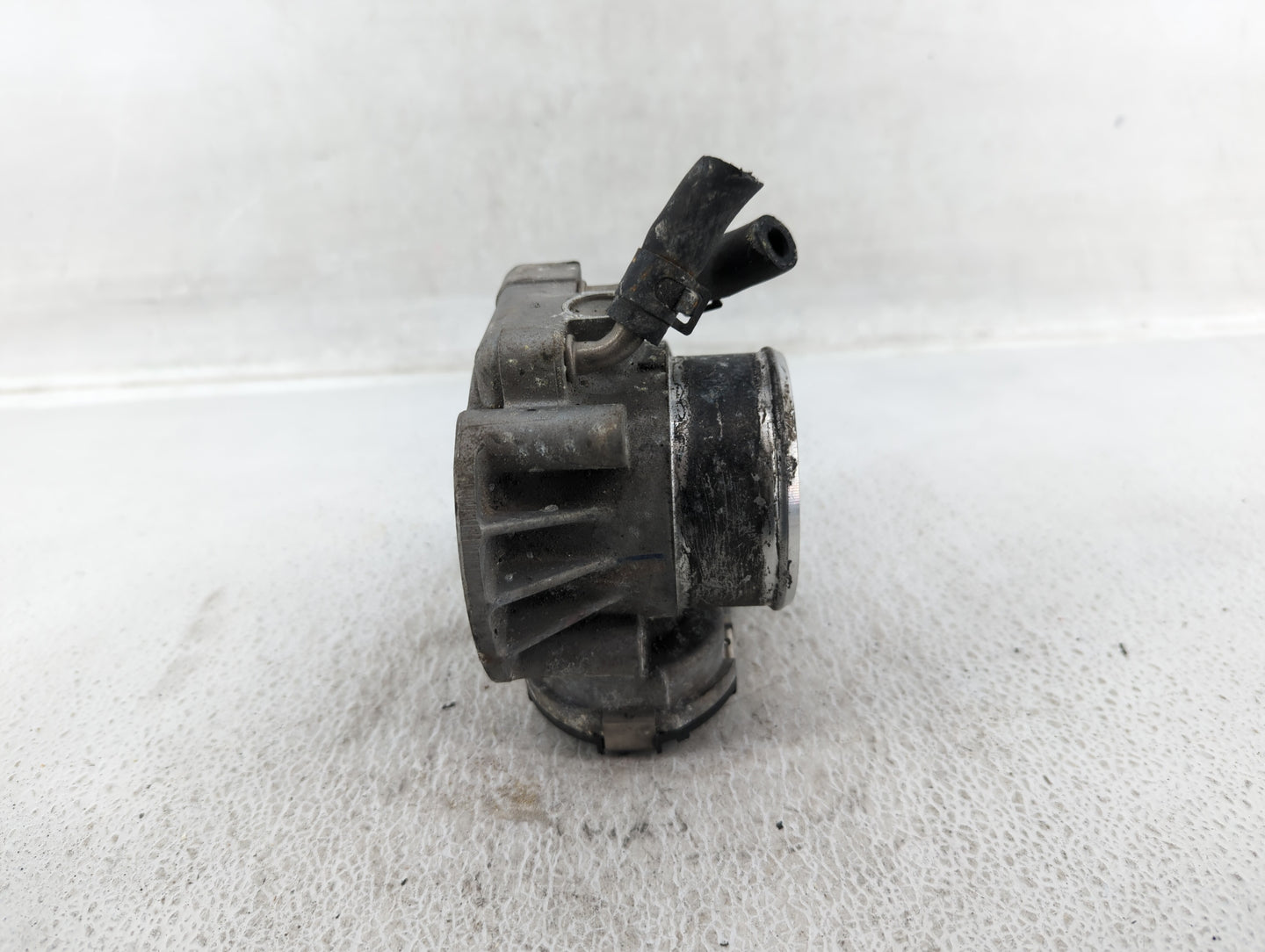 2013 Hyundai Santa Fe Throttle Body P/N:35100-2G710 Fits Fits 2011 2012 2014 2015 2016 OEM Used Auto Parts - Oemusedautopart