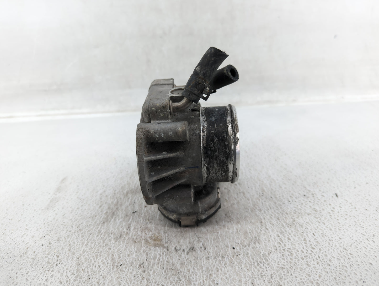 2013 Hyundai Santa Fe Throttle Body P/N:35100-2G710 Fits Fits 2011 2012 2014 2015 2016 OEM Used Auto Parts - Oemusedautopart