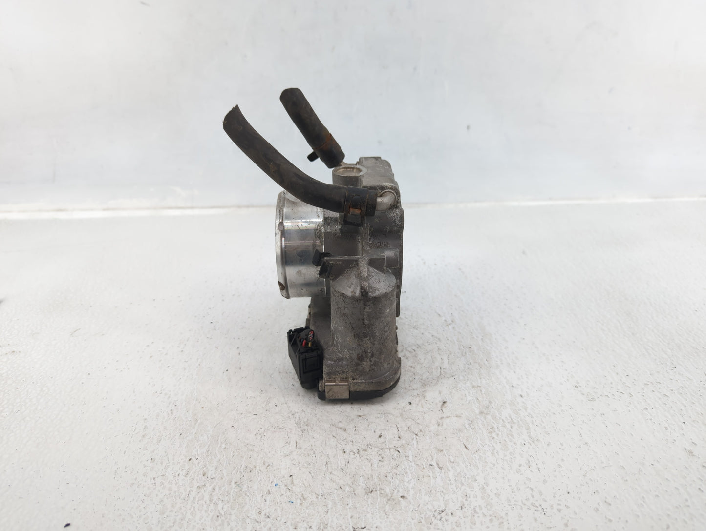 2013 Hyundai Santa Fe Throttle Body P/N:35100-2G700 Fits Fits 2011 2012 2014 2015 2016 OEM Used Auto Parts - Oemusedautopart