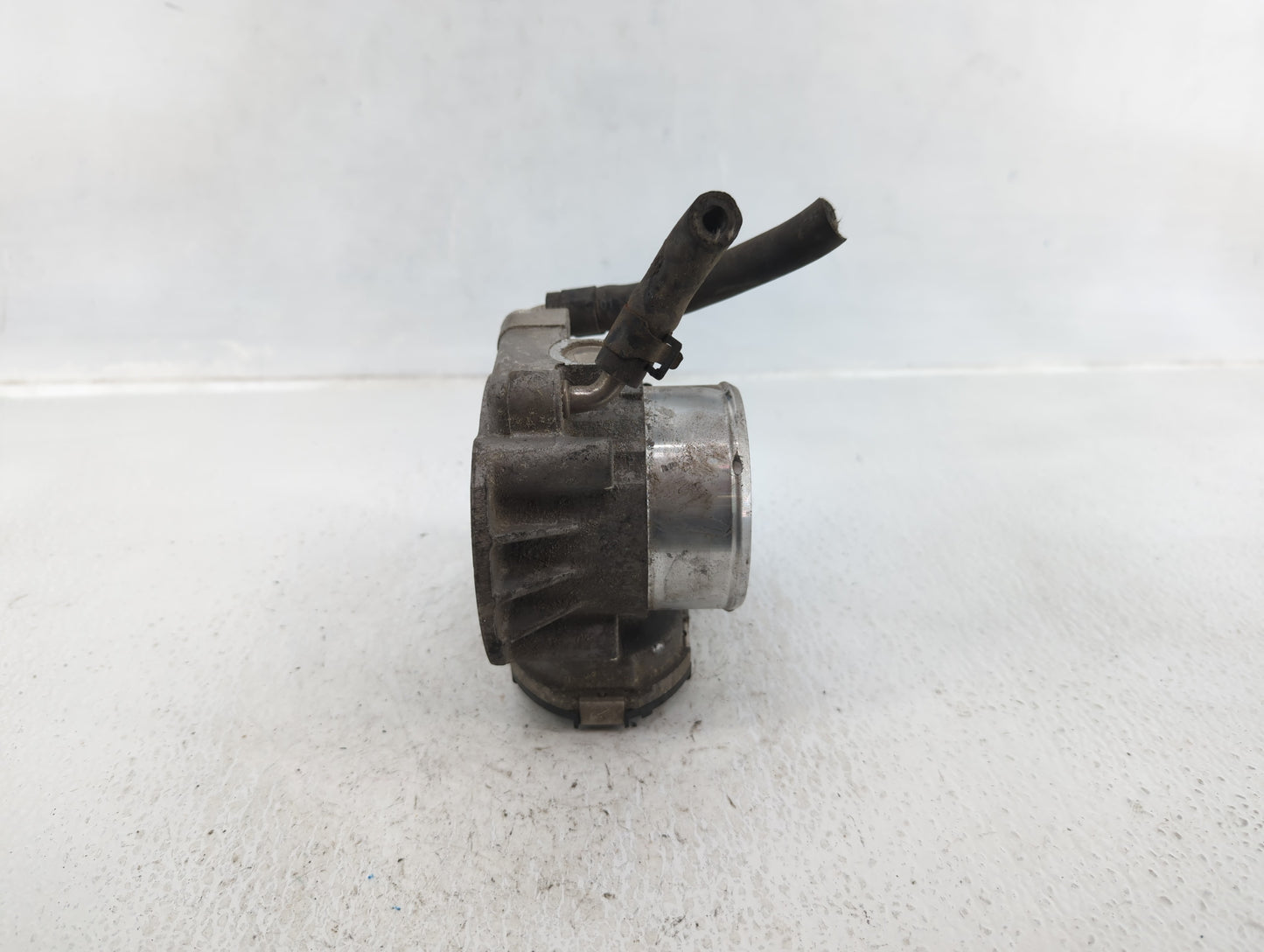 2013 Hyundai Santa Fe Throttle Body P/N:35100-2G700 Fits Fits 2011 2012 2014 2015 2016 OEM Used Auto Parts - Oemusedautopart