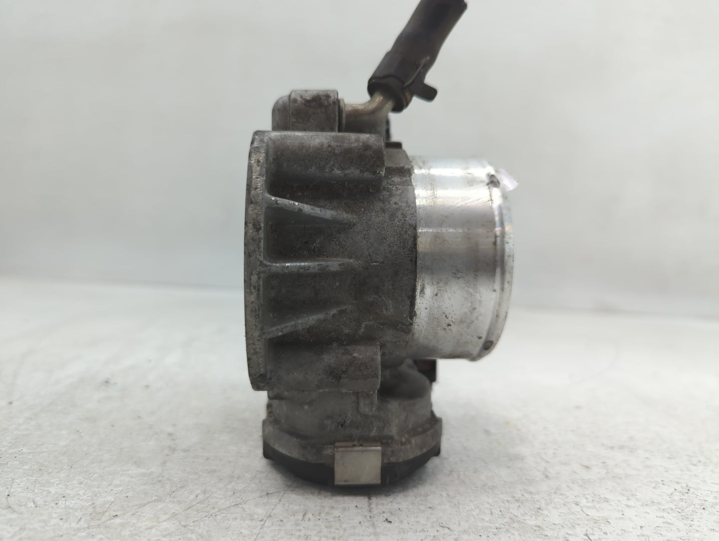 2013 Hyundai Santa Fe Throttle Body P/N:35100-2G700 Fits Fits 2011 2012 2014 2015 2016 OEM Used Auto Parts - Oemusedautopart