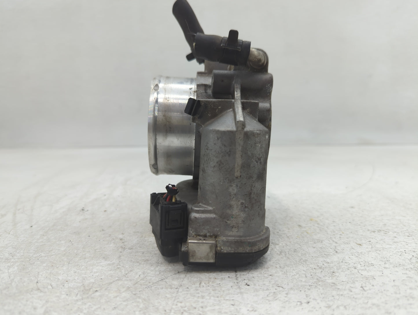 2013 Hyundai Santa Fe Throttle Body P/N:35100-2G700 Fits Fits 2011 2012 2014 2015 2016 OEM Used Auto Parts - Oemusedautopart
